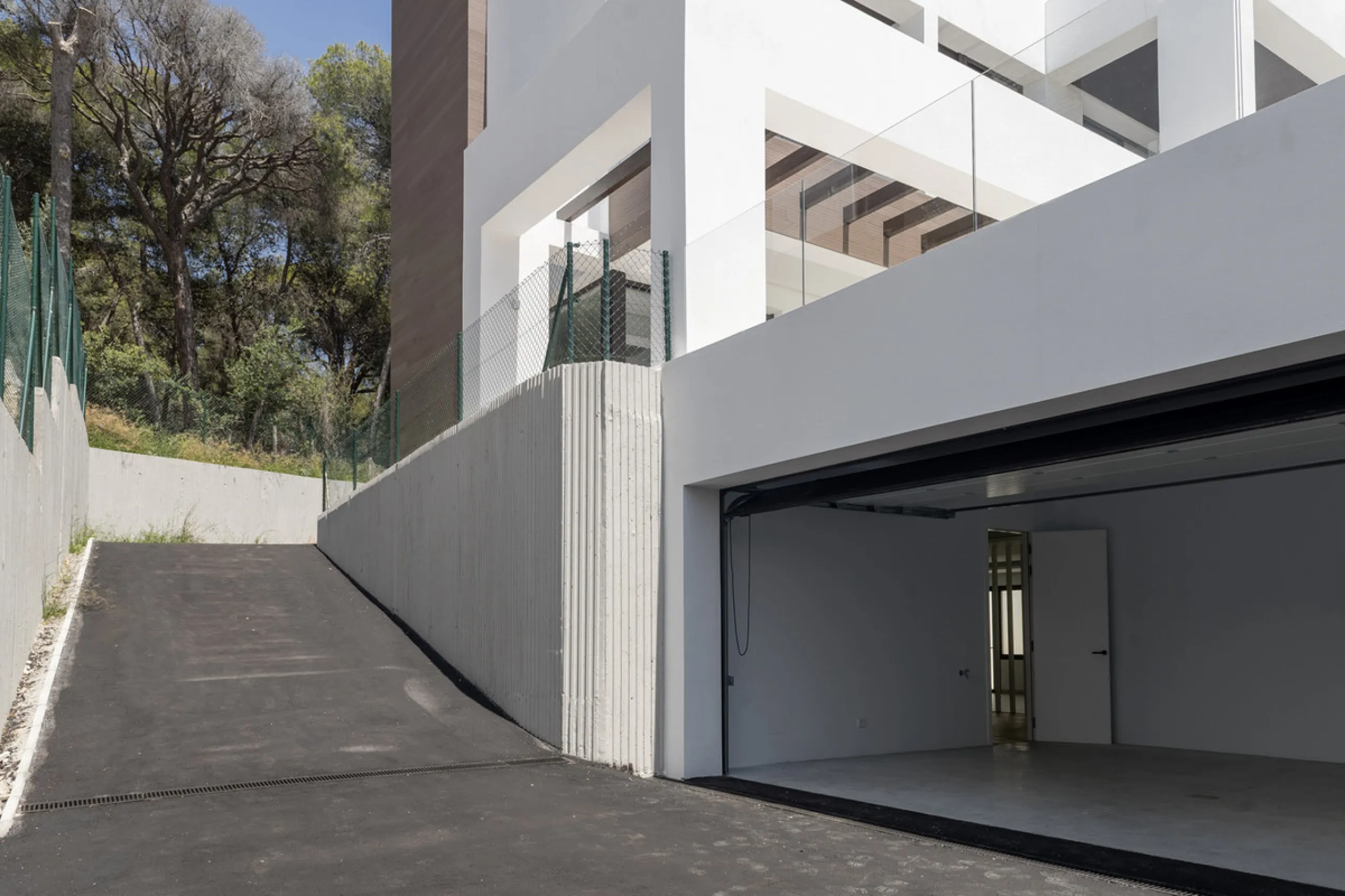 Modern luxury villa with exceptional qualities, located in a gated community composed of only 15 villas. The community has 24-hour security guards and concierge services, and is located in a green oasis on the edge of the famous Golden Mile, a few meters 