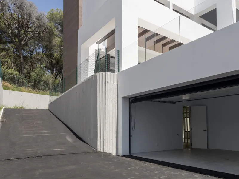 Modern luxury villa with exceptional qualities, located in a gated community composed of only 15 villas. The community has 24-hour security guards and concierge services, and is located in a green oasis on the edge of the famous Golden Mile, a few meters 