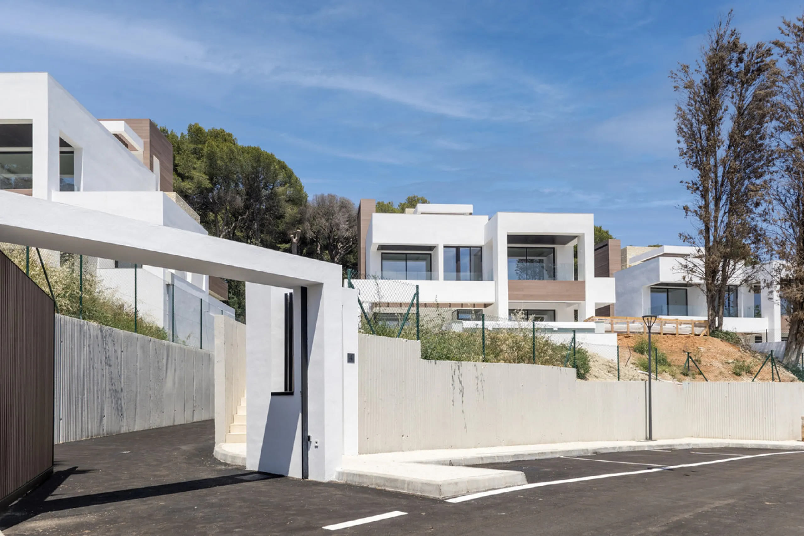 Modern luxury villa with exceptional qualities, located in a gated community composed of only 15 villas. The community has 24-hour security guards and concierge services, and is located in a green oasis on the edge of the famous Golden Mile, a few meters 