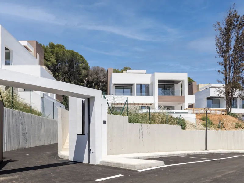 Modern luxury villa with exceptional qualities, located in a gated community composed of only 15 villas. The community has 24-hour security guards and concierge services, and is located in a green oasis on the edge of the famous Golden Mile, a few meters 