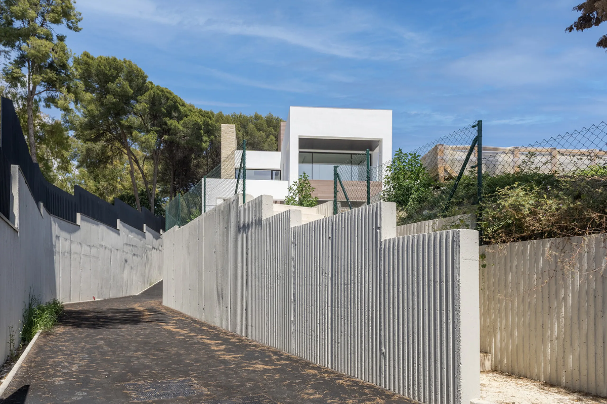 Modern luxury villa with exceptional qualities, located in a gated community composed of only 15 villas. The community has 24-hour security guards and concierge services, and is located in a green oasis on the edge of the famous Golden Mile, a few meters 
