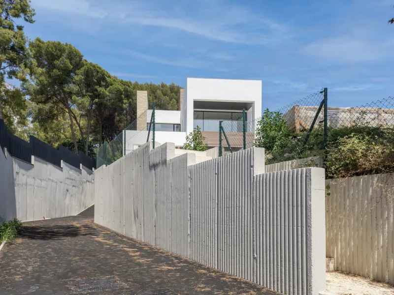 Modern luxury villa with exceptional qualities, located in a gated community composed of only 15 villas. The community has 24-hour security guards and concierge services, and is located in a green oasis on the edge of the famous Golden Mile, a few meters 