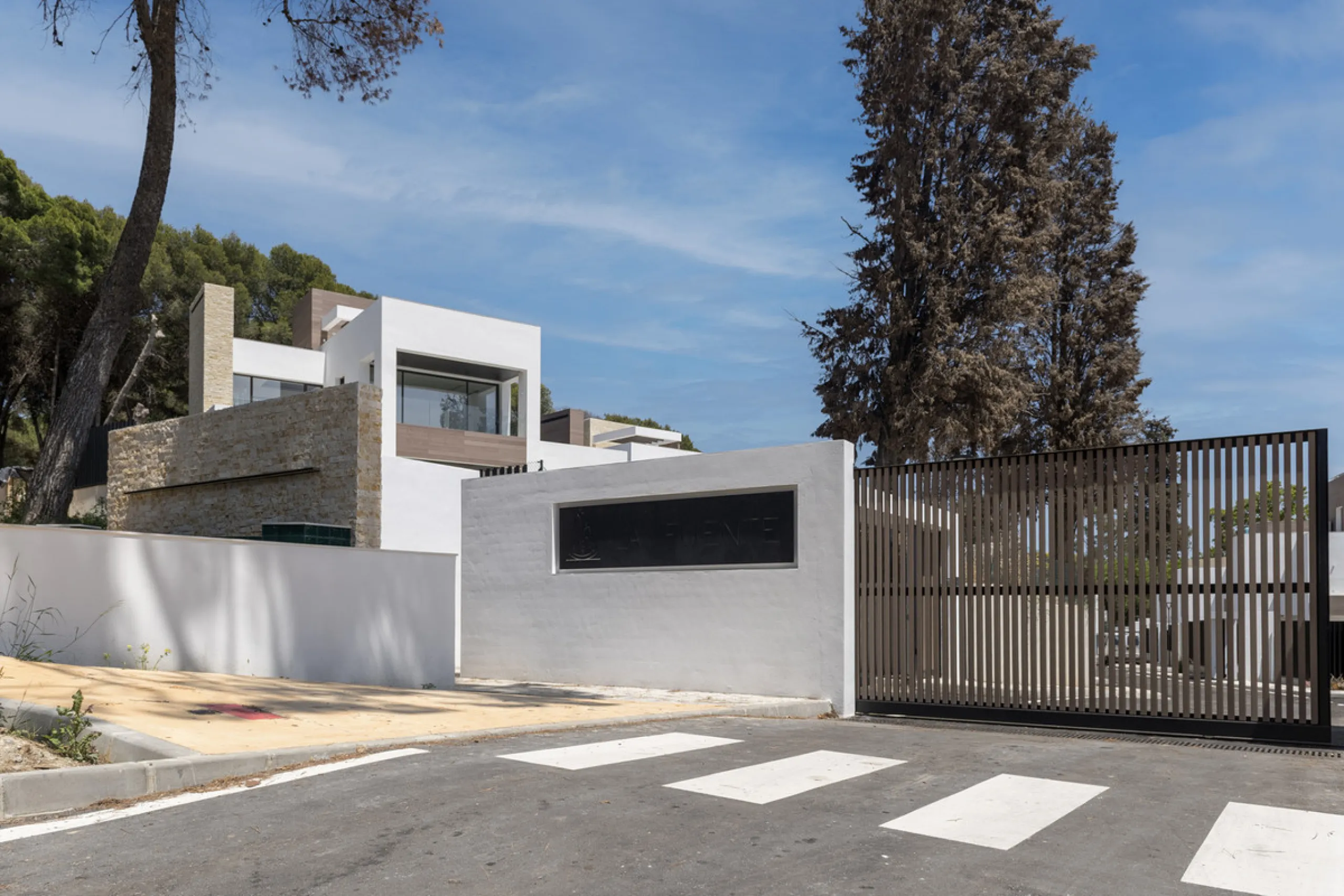 Modern luxury villa with exceptional qualities, located in a gated community composed of only 15 villas. The community has 24-hour security guards and concierge services, and is located in a green oasis on the edge of the famous Golden Mile, a few meters 