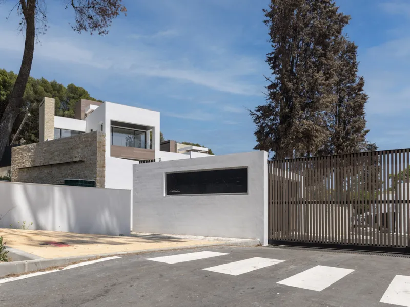 Modern luxury villa with exceptional qualities, located in a gated community composed of only 15 villas. The community has 24-hour security guards and concierge services, and is located in a green oasis on the edge of the famous Golden Mile, a few meters 