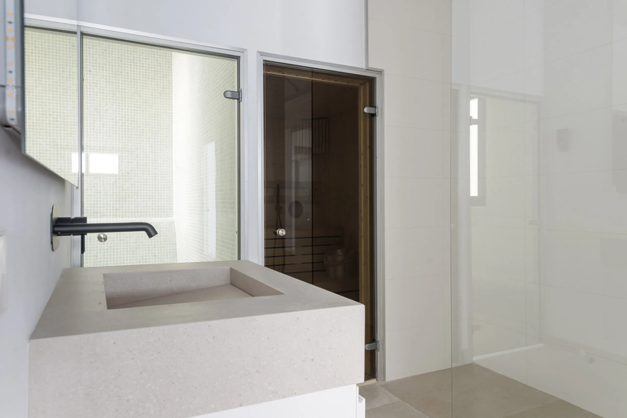 Modern luxury villa with exceptional qualities, located in a gated community composed of only 15 villas. The community has 24-hour security guards and concierge services, and is located in a green oasis on the edge of the famous Golden Mile, a few meters 