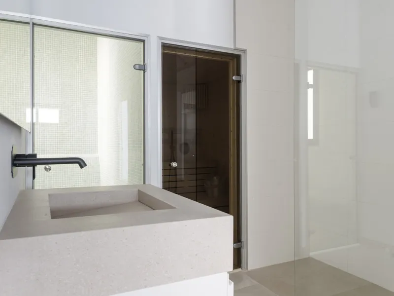 Modern luxury villa with exceptional qualities, located in a gated community composed of only 15 villas. The community has 24-hour security guards and concierge services, and is located in a green oasis on the edge of the famous Golden Mile, a few meters 