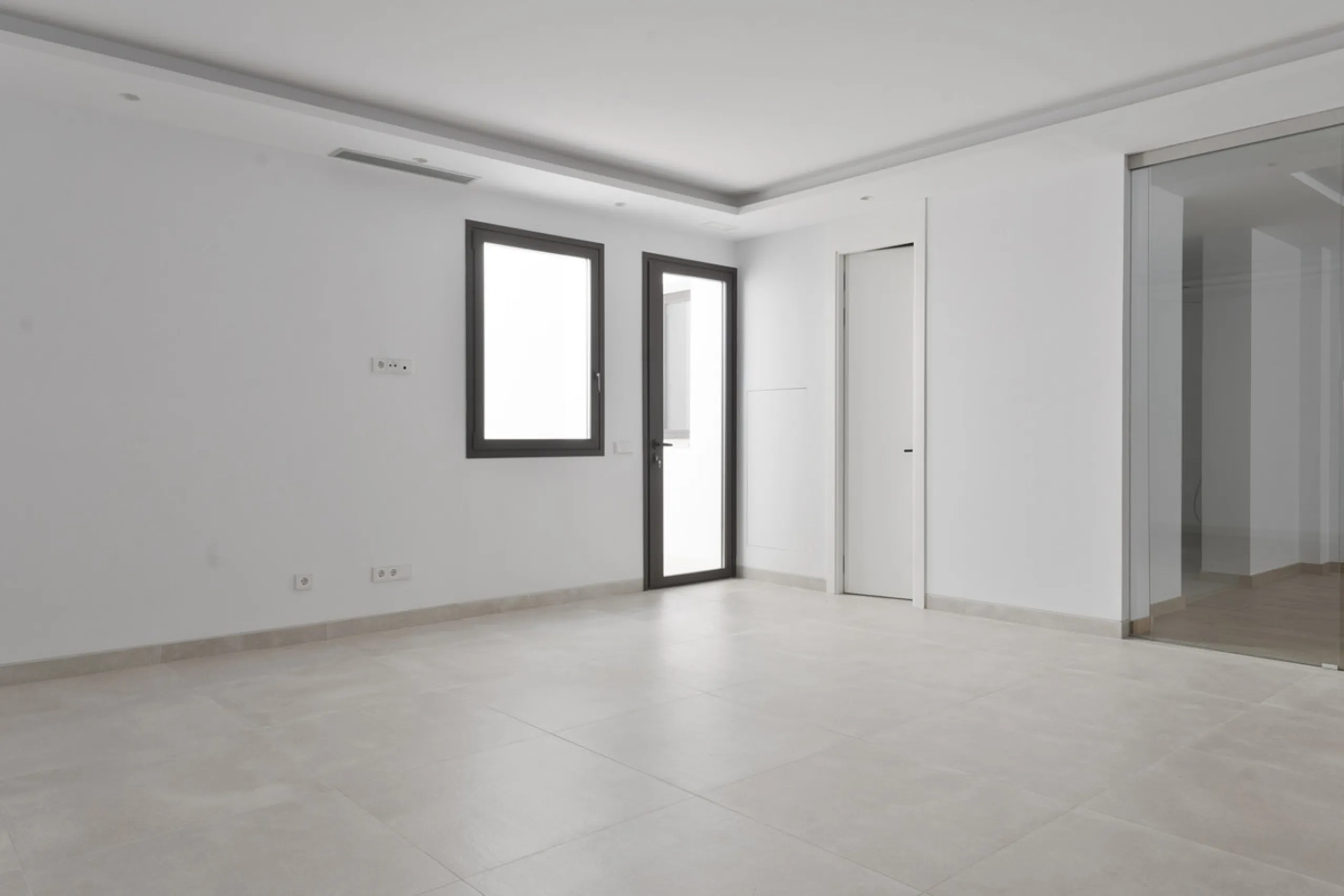 Modern luxury villa with exceptional qualities, located in a gated community composed of only 15 villas. The community has 24-hour security guards and concierge services, and is located in a green oasis on the edge of the famous Golden Mile, a few meters 