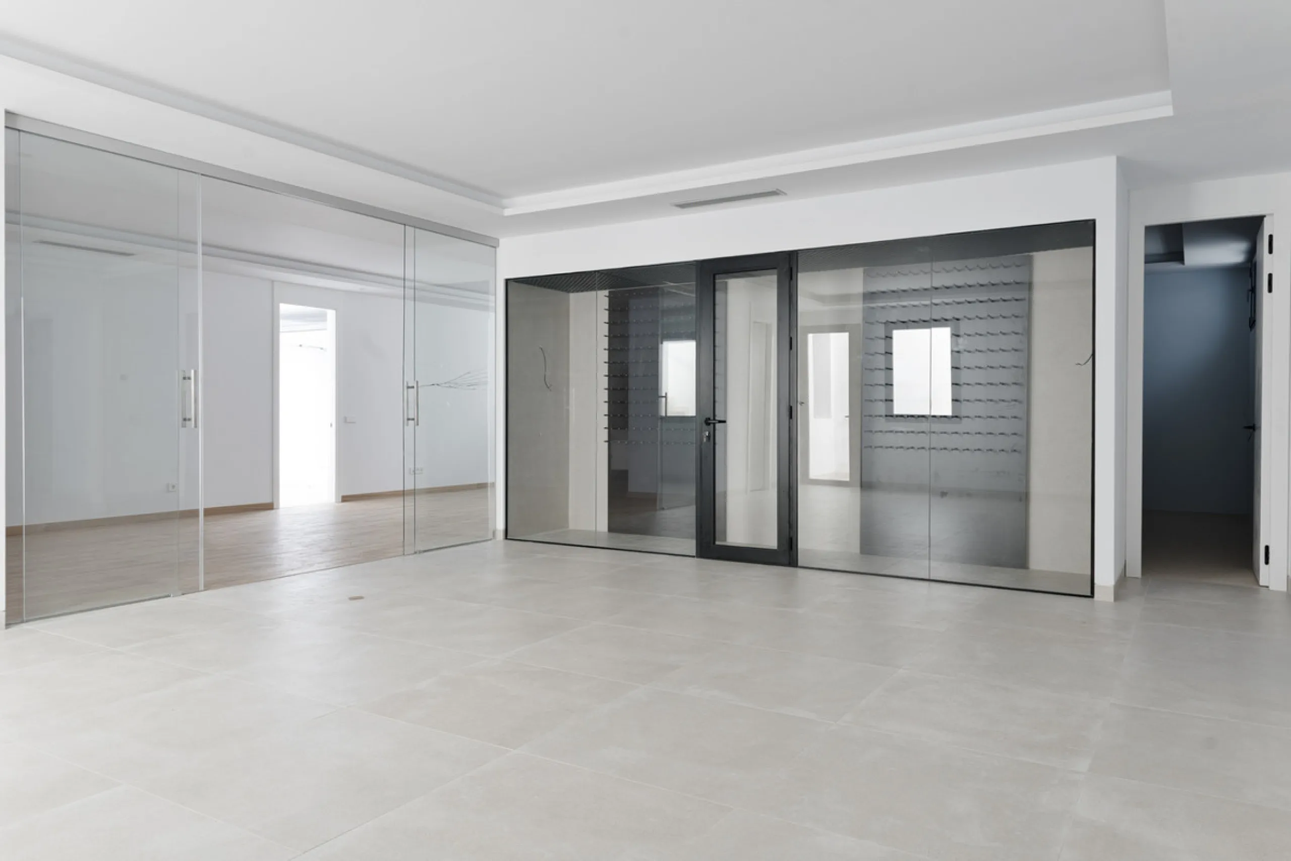 Modern luxury villa with exceptional qualities, located in a gated community composed of only 15 villas. The community has 24-hour security guards and concierge services, and is located in a green oasis on the edge of the famous Golden Mile, a few meters 
