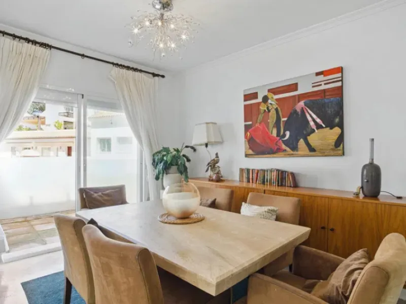 Im Herzen von Nueva Andalucía, nur 5 Autominuten von Puerto Banús und den Stränden entfernt, befindet sich dieses geräumige Penthouse mit vier Schlafzimmern in der begehrten Wohnanlage Los Pinos de Aloha