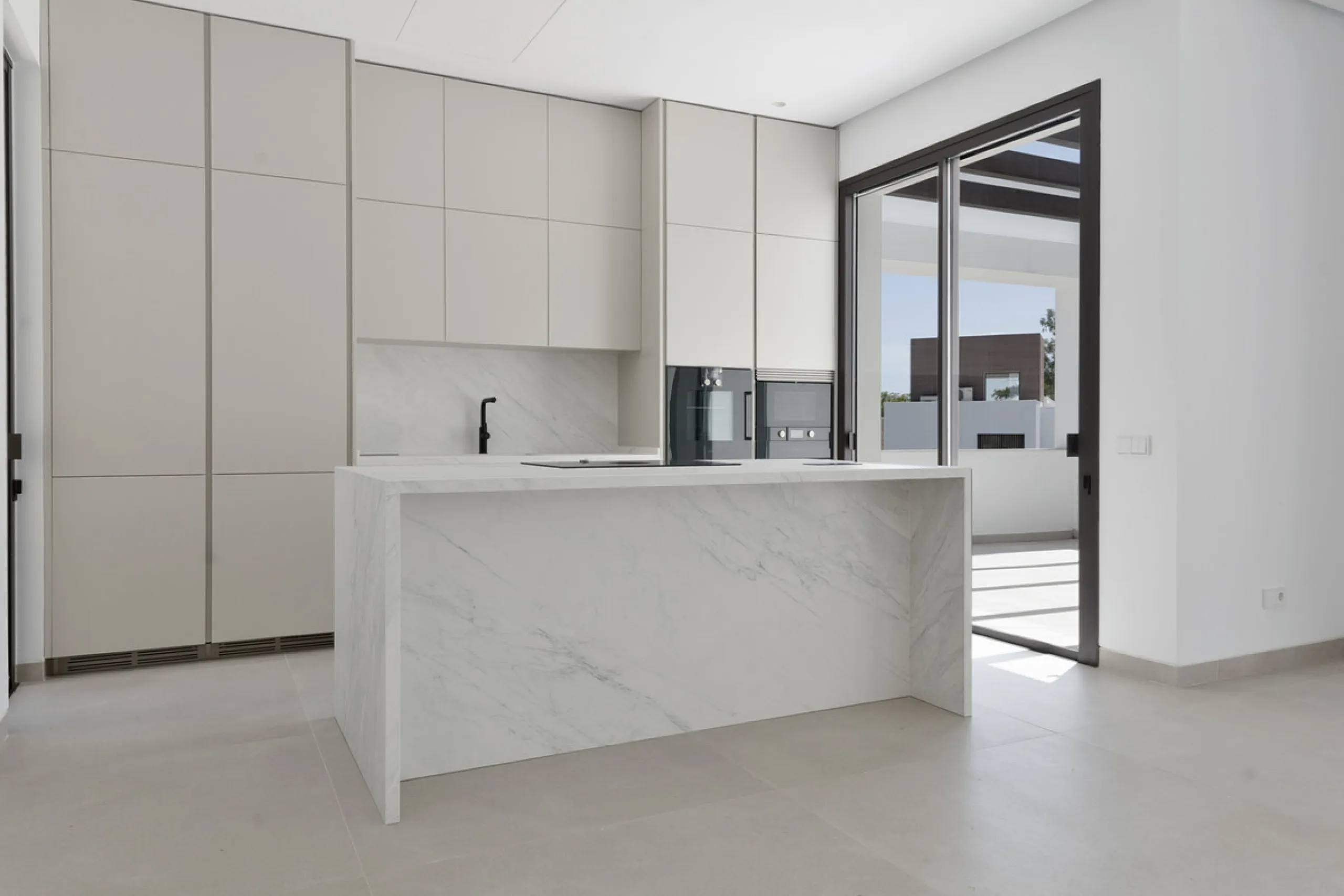 Modern luxury villa with exceptional qualities, located in a gated community composed of only 15 villas. The community has 24-hour security guards and concierge services, and is located in a green oasis on the edge of the famous Golden Mile, a few meters 