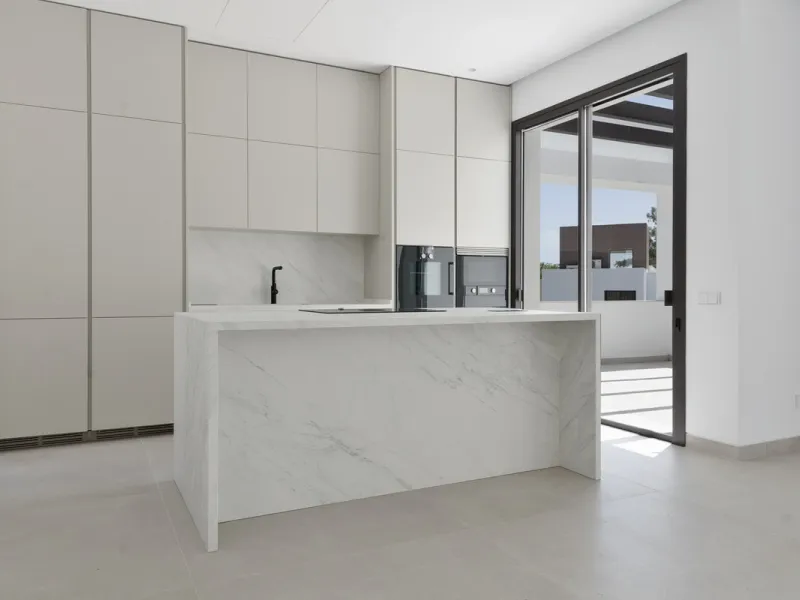Modern luxury villa with exceptional qualities, located in a gated community composed of only 15 villas. The community has 24-hour security guards and concierge services, and is located in a green oasis on the edge of the famous Golden Mile, a few meters 