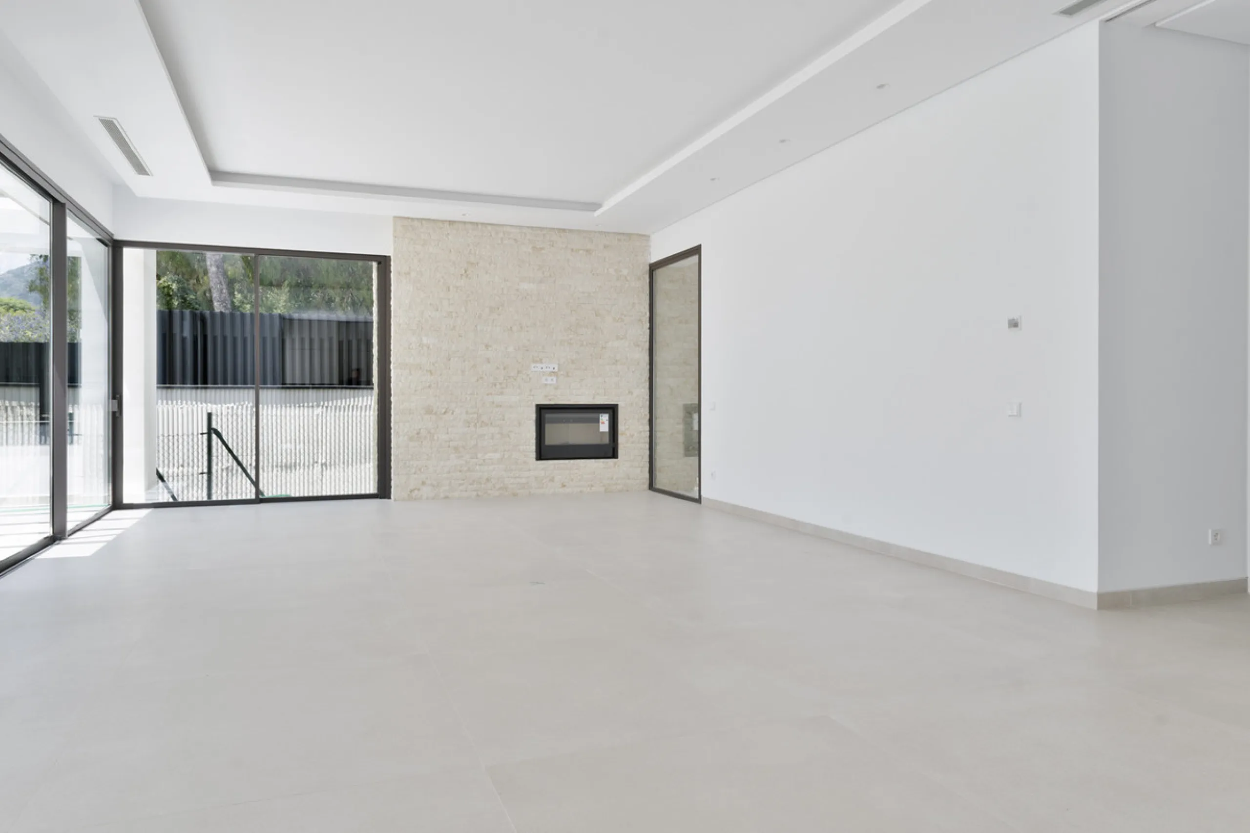 Modern luxury villa with exceptional qualities, located in a gated community composed of only 15 villas. The community has 24-hour security guards and concierge services, and is located in a green oasis on the edge of the famous Golden Mile, a few meters 