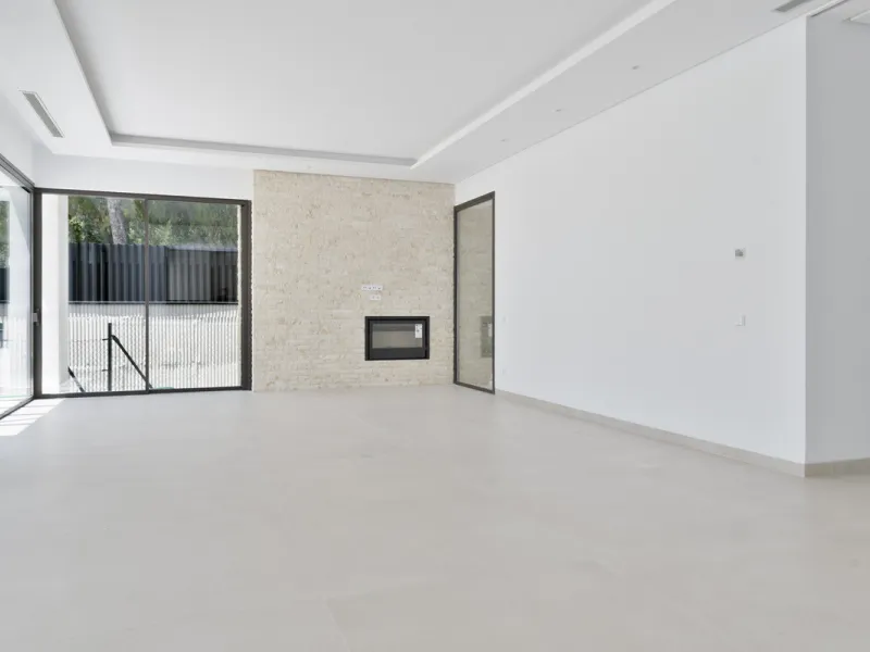 Modern luxury villa with exceptional qualities, located in a gated community composed of only 15 villas. The community has 24-hour security guards and concierge services, and is located in a green oasis on the edge of the famous Golden Mile, a few meters 