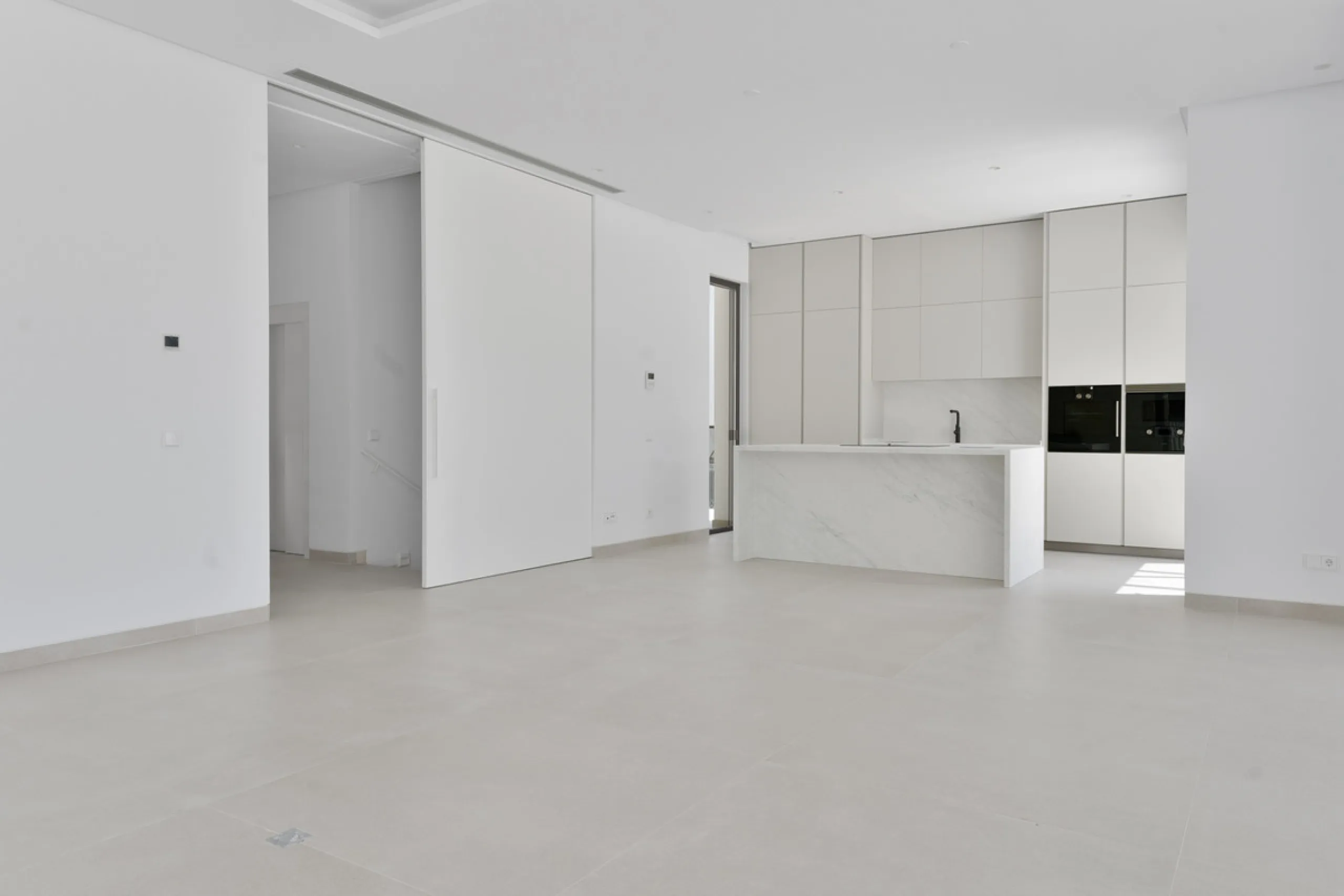 Modern luxury villa with exceptional qualities, located in a gated community composed of only 15 villas. The community has 24-hour security guards and concierge services, and is located in a green oasis on the edge of the famous Golden Mile, a few meters 