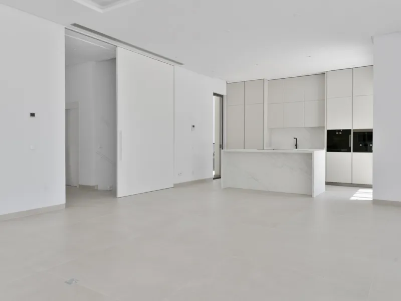 Modern luxury villa with exceptional qualities, located in a gated community composed of only 15 villas. The community has 24-hour security guards and concierge services, and is located in a green oasis on the edge of the famous Golden Mile, a few meters 