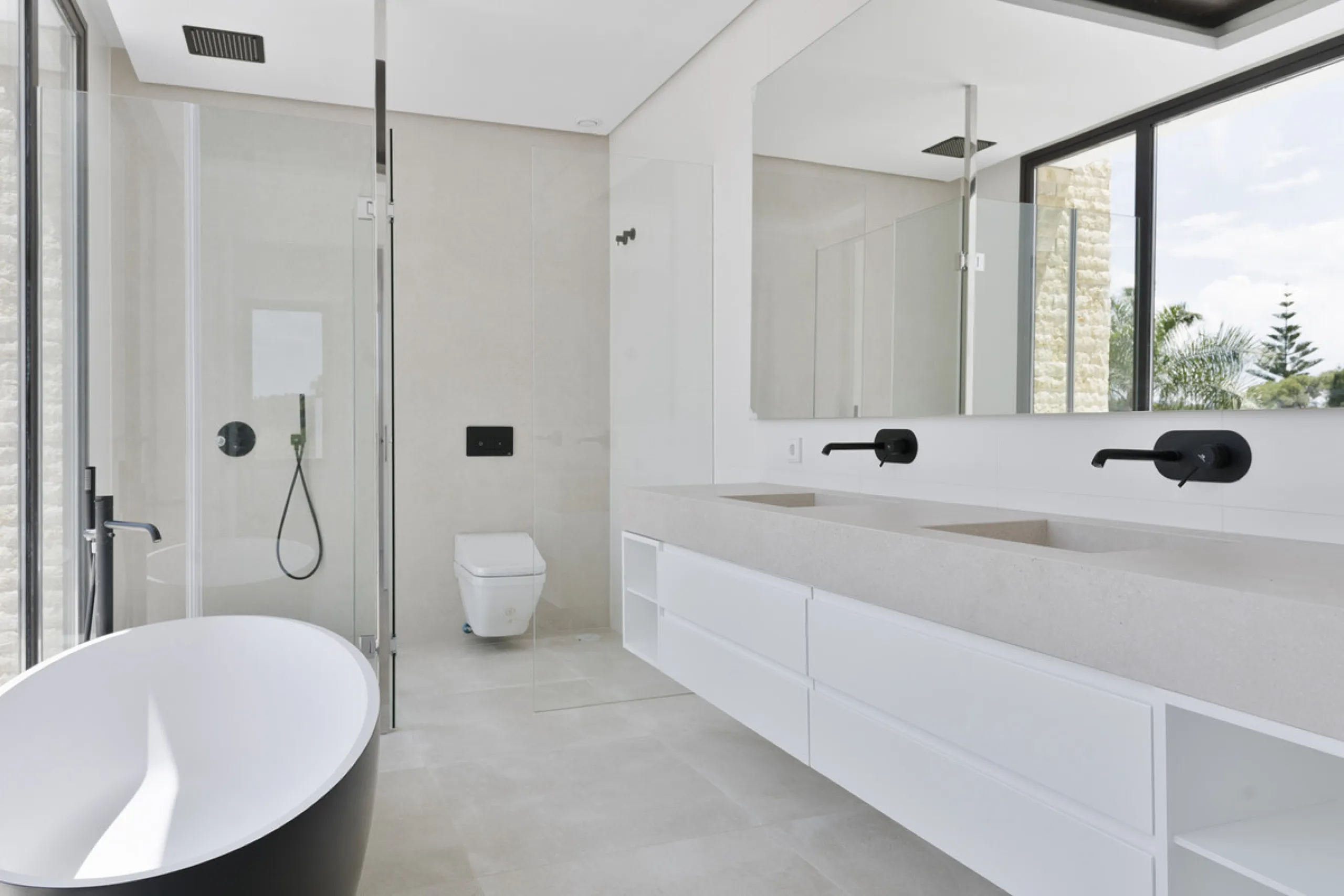 Modern luxury villa with exceptional qualities, located in a gated community composed of only 15 villas. The community has 24-hour security guards and concierge services, and is located in a green oasis on the edge of the famous Golden Mile, a few meters 