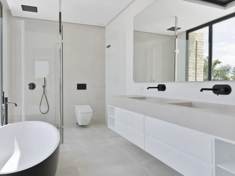 Modern luxury villa with exceptional qualities, located in a gated community composed of only 15 villas. The community has 24-hour security guards and concierge services, and is located in a green oasis on the edge of the famous Golden Mile, a few meters 