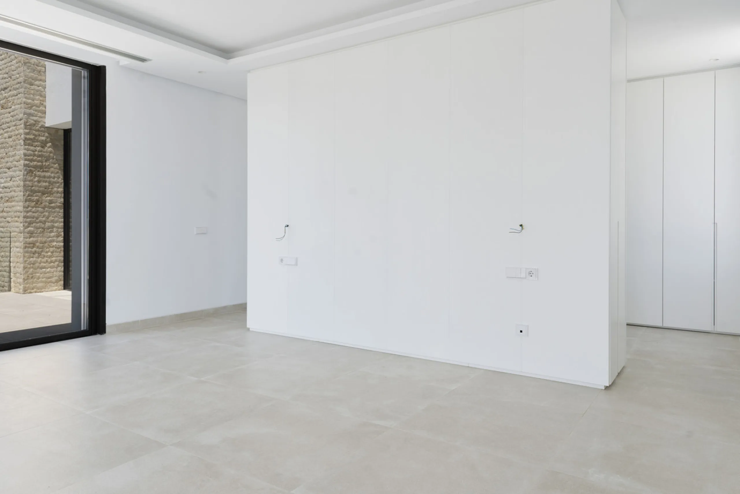 Modern luxury villa with exceptional qualities, located in a gated community composed of only 15 villas. The community has 24-hour security guards and concierge services, and is located in a green oasis on the edge of the famous Golden Mile, a few meters 