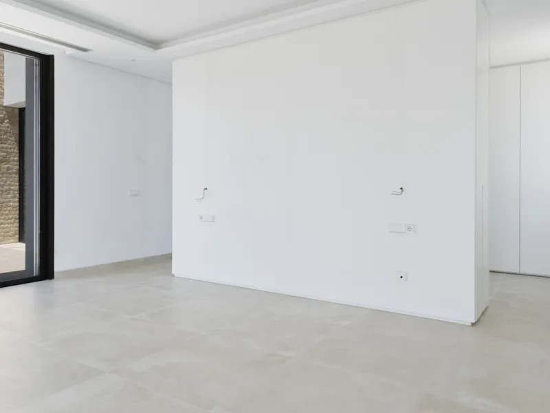 Modern luxury villa with exceptional qualities, located in a gated community composed of only 15 villas. The community has 24-hour security guards and concierge services, and is located in a green oasis on the edge of the famous Golden Mile, a few meters 