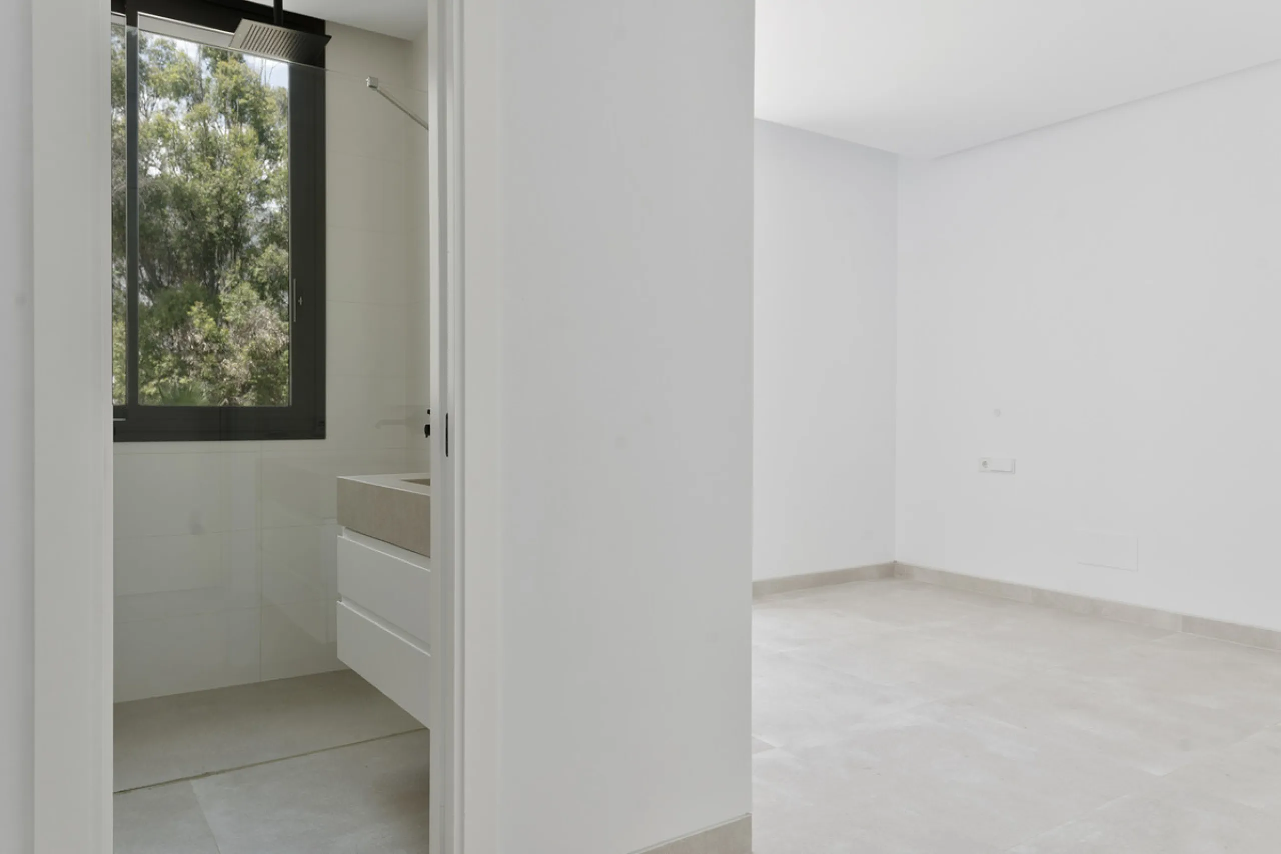 Modern luxury villa with exceptional qualities, located in a gated community composed of only 15 villas. The community has 24-hour security guards and concierge services, and is located in a green oasis on the edge of the famous Golden Mile, a few meters 