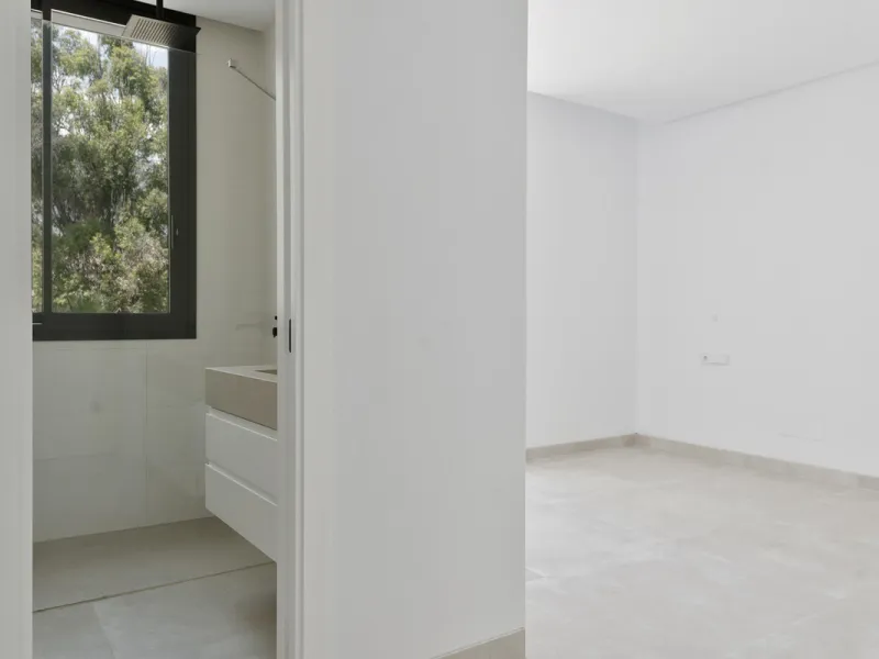 Modern luxury villa with exceptional qualities, located in a gated community composed of only 15 villas. The community has 24-hour security guards and concierge services, and is located in a green oasis on the edge of the famous Golden Mile, a few meters 