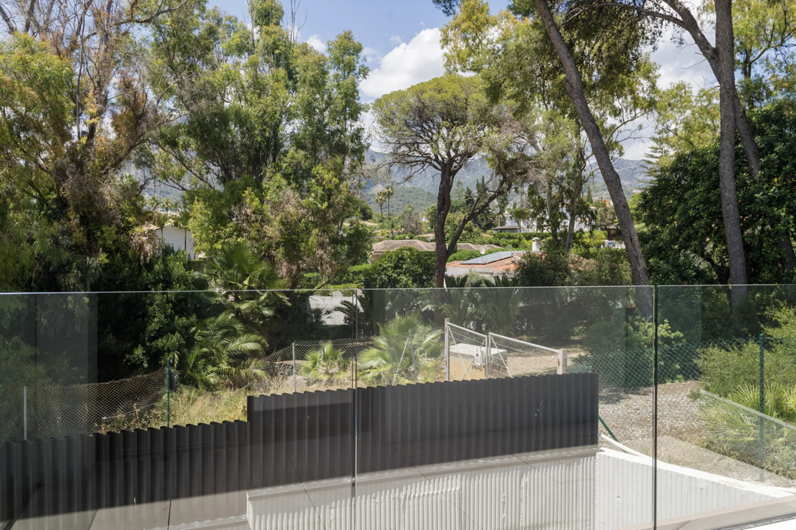 Modern luxury villa with exceptional qualities, located in a gated community composed of only 15 villas. The community has 24-hour security guards and concierge services, and is located in a green oasis on the edge of the famous Golden Mile, a few meters 