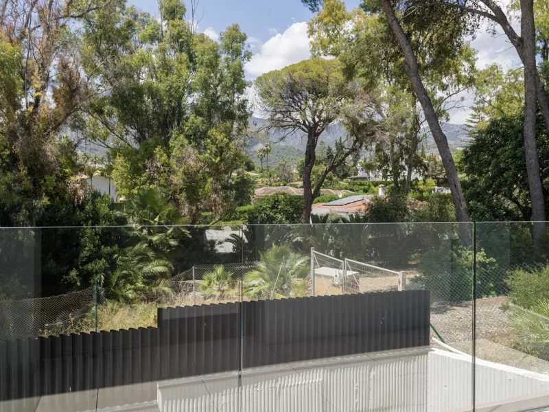 Modern luxury villa with exceptional qualities, located in a gated community composed of only 15 villas. The community has 24-hour security guards and concierge services, and is located in a green oasis on the edge of the famous Golden Mile, a few meters 
