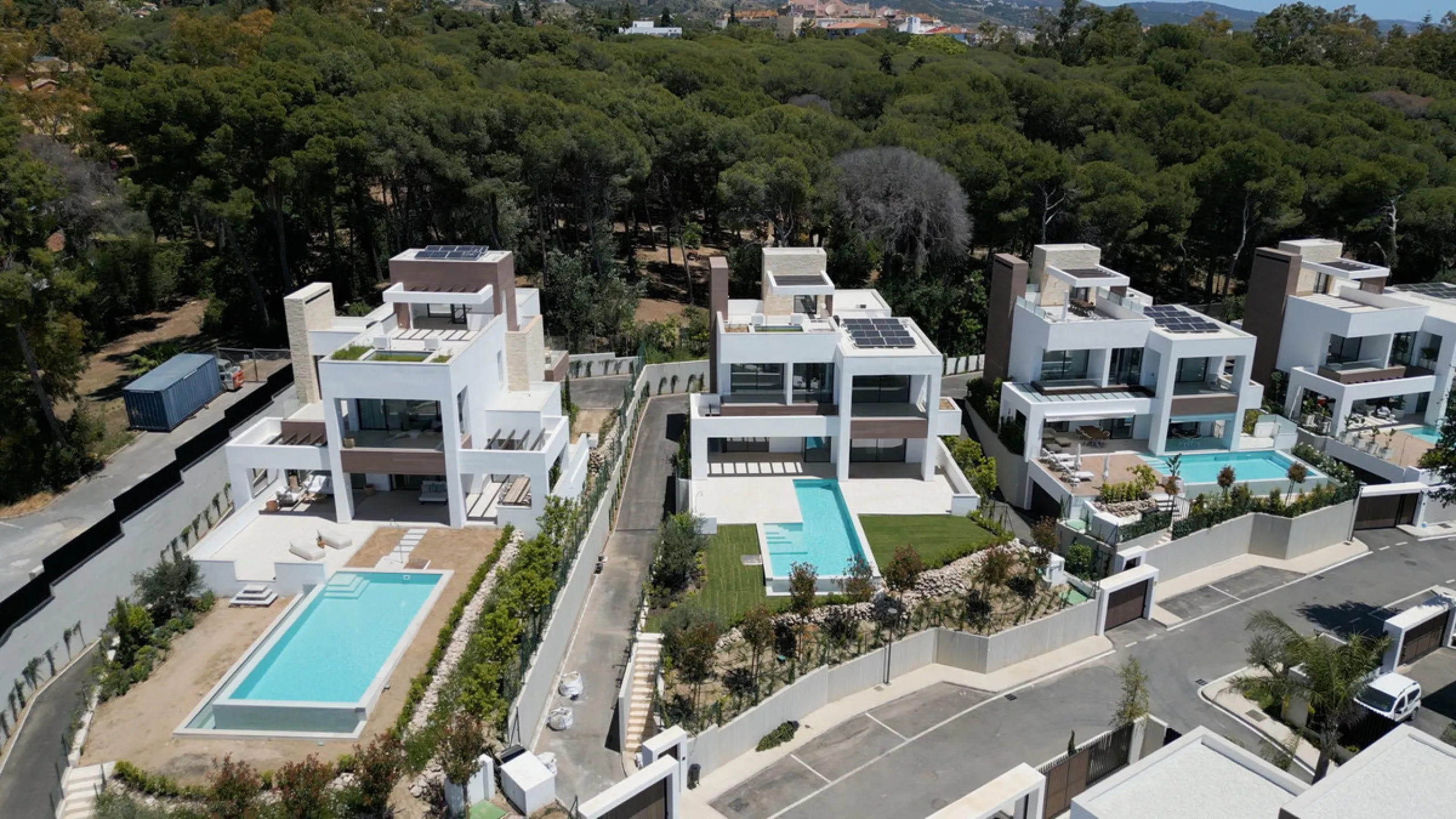 Modern luxury villa with exceptional qualities, located in a gated community composed of only 15 villas. The community has 24-hour security guards and concierge services, and is located in a green oasis on the edge of the famous Golden Mile, a few meters 