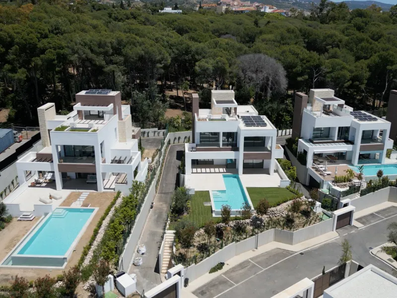 Modern luxury villa with exceptional qualities, located in a gated community composed of only 15 villas. The community has 24-hour security guards and concierge services, and is located in a green oasis on the edge of the famous Golden Mile, a few meters 