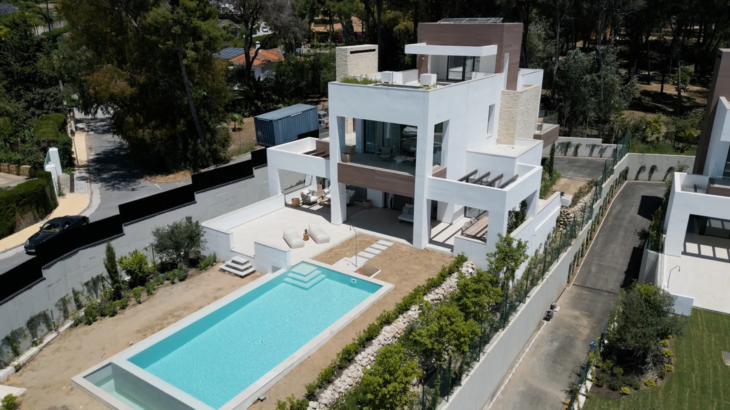 Modern luxury villa with exceptional qualities, located in a gated community composed of only 15 villas. The community has 24-hour security guards and concierge services, and is located in a green oasis on the edge of the famous Golden Mile, a few meters 