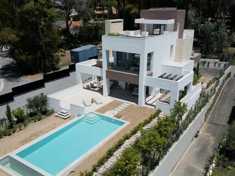 Modern luxury villa with exceptional qualities, located in a gated community composed of only 15 villas. The community has 24-hour security guards and concierge services, and is located in a green oasis on the edge of the famous Golden Mile, a few meters 