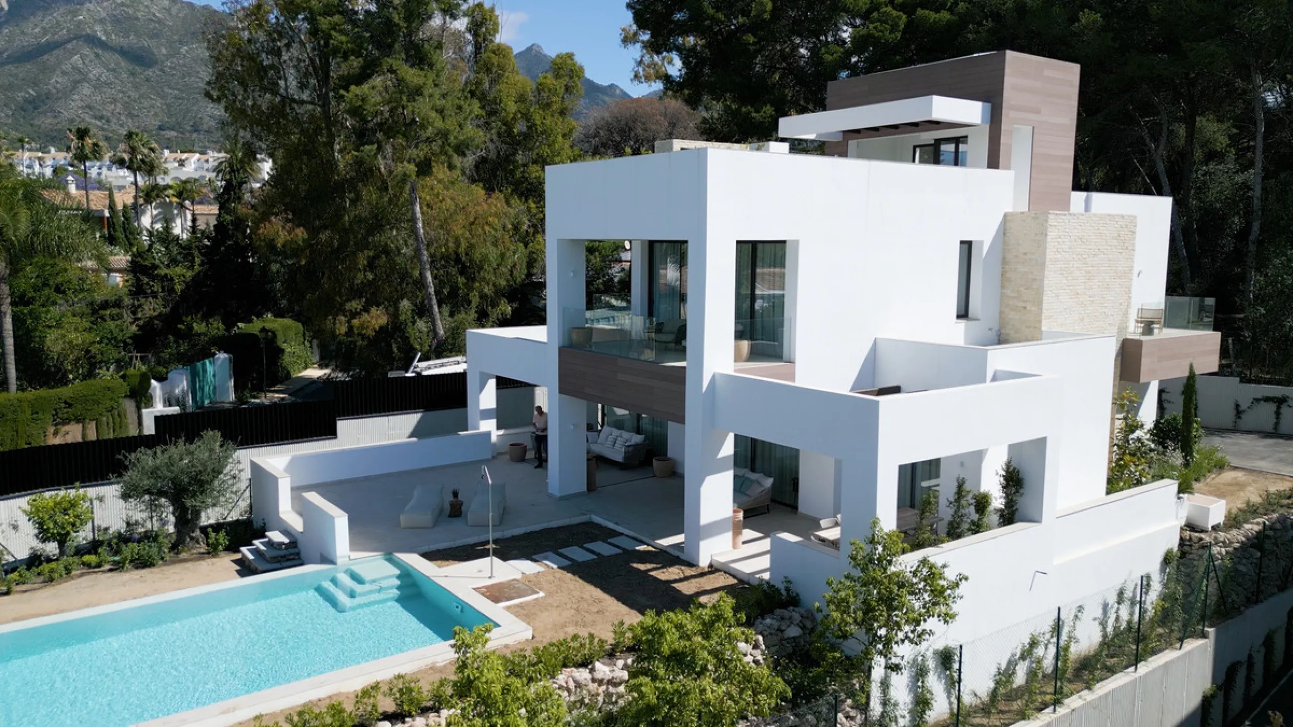 Modern luxury villa with exceptional qualities, located in a gated community composed of only 15 villas. The community has 24-hour security guards and concierge services, and is located in a green oasis on the edge of the famous Golden Mile, a few meters 