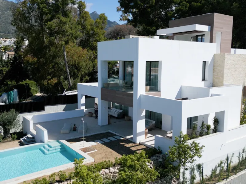 Modern luxury villa with exceptional qualities, located in a gated community composed of only 15 villas. The community has 24-hour security guards and concierge services, and is located in a green oasis on the edge of the famous Golden Mile, a few meters 