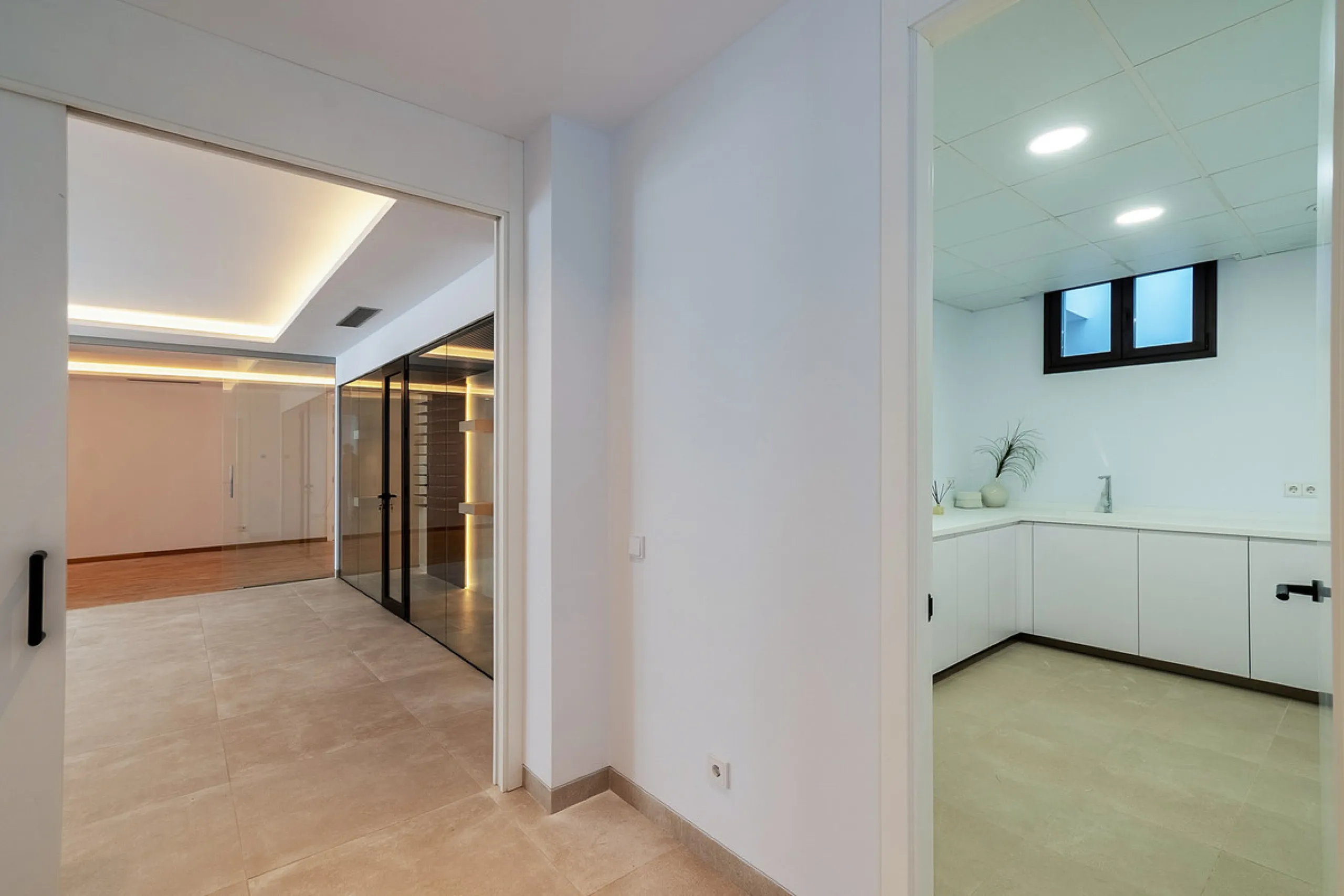 Modern luxury villa with exceptional qualities, located in a gated community composed of only 15 villas. The community has 24-hour security guards and concierge services, and is located in a green oasis on the edge of the famous Golden Mile, a few meters 
