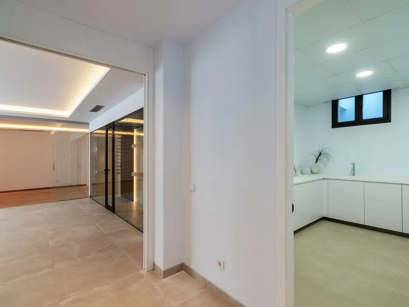 Modern luxury villa with exceptional qualities, located in a gated community composed of only 15 villas. The community has 24-hour security guards and concierge services, and is located in a green oasis on the edge of the famous Golden Mile, a few meters 