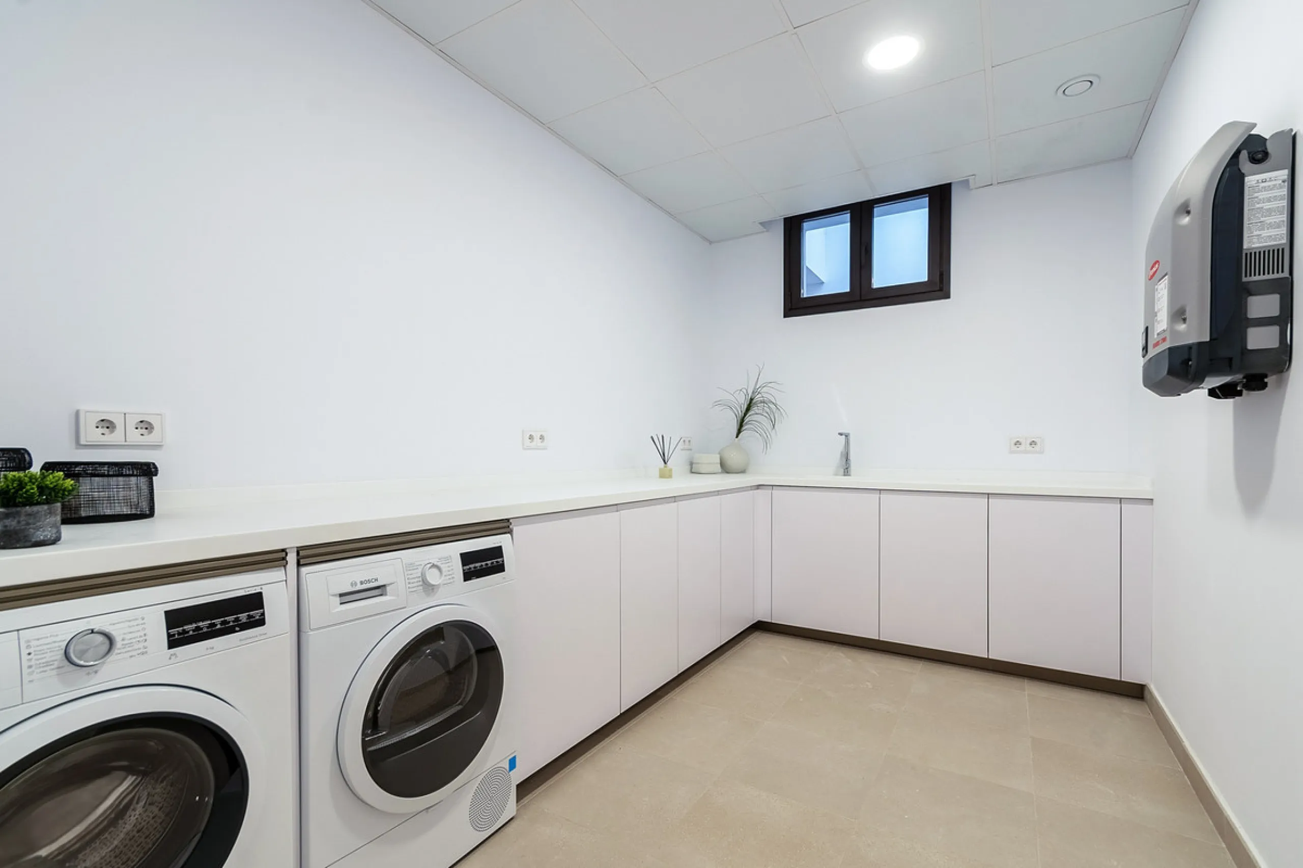 Modern luxury villa with exceptional qualities, located in a gated community composed of only 15 villas. The community has 24-hour security guards and concierge services, and is located in a green oasis on the edge of the famous Golden Mile, a few meters 