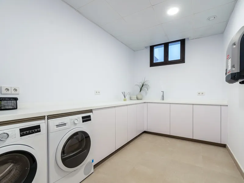 Modern luxury villa with exceptional qualities, located in a gated community composed of only 15 villas. The community has 24-hour security guards and concierge services, and is located in a green oasis on the edge of the famous Golden Mile, a few meters 