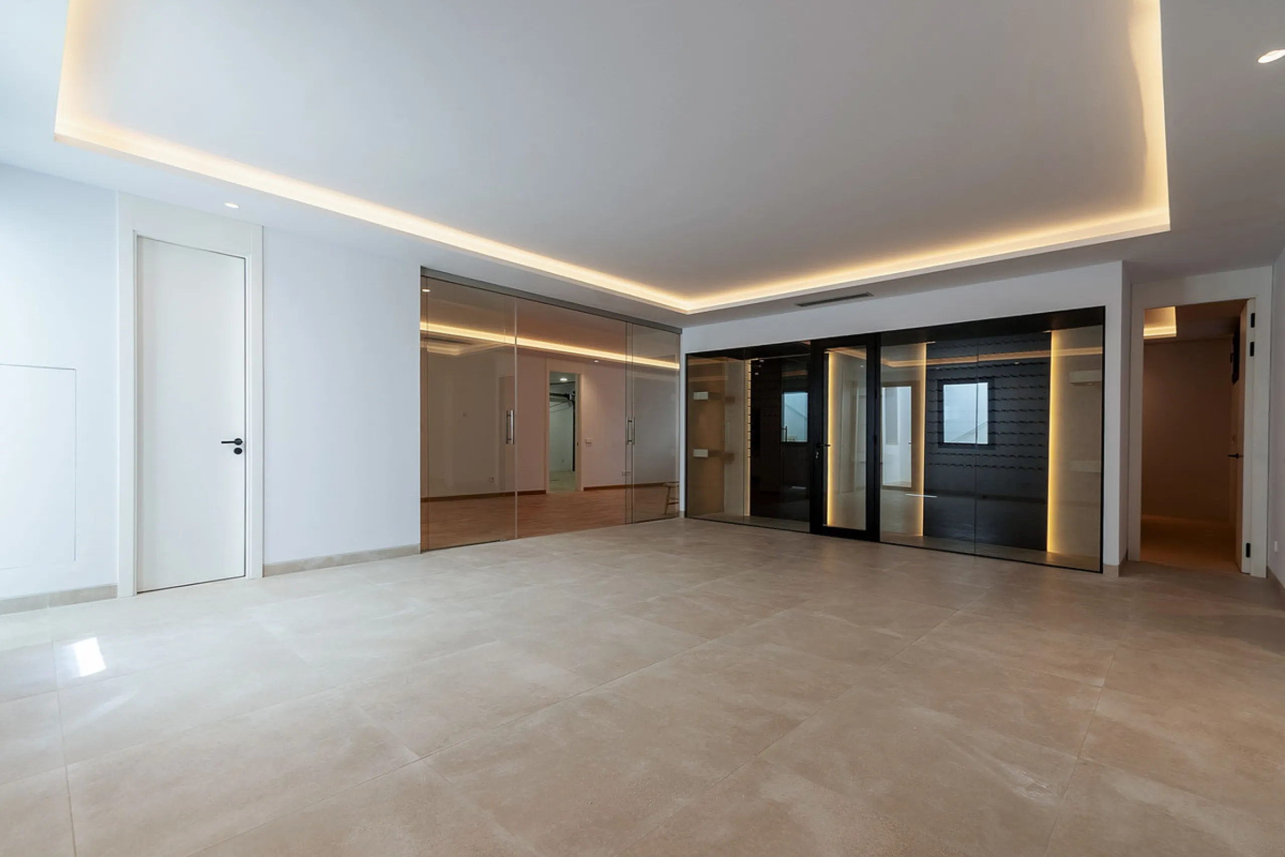 Modern luxury villa with exceptional qualities, located in a gated community composed of only 15 villas. The community has 24-hour security guards and concierge services, and is located in a green oasis on the edge of the famous Golden Mile, a few meters 