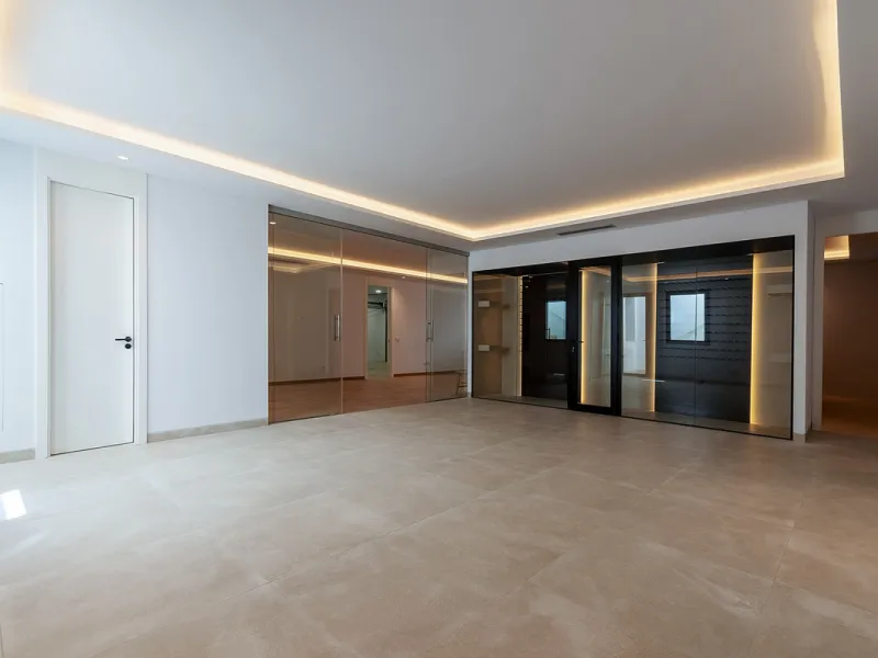 Modern luxury villa with exceptional qualities, located in a gated community composed of only 15 villas. The community has 24-hour security guards and concierge services, and is located in a green oasis on the edge of the famous Golden Mile, a few meters 