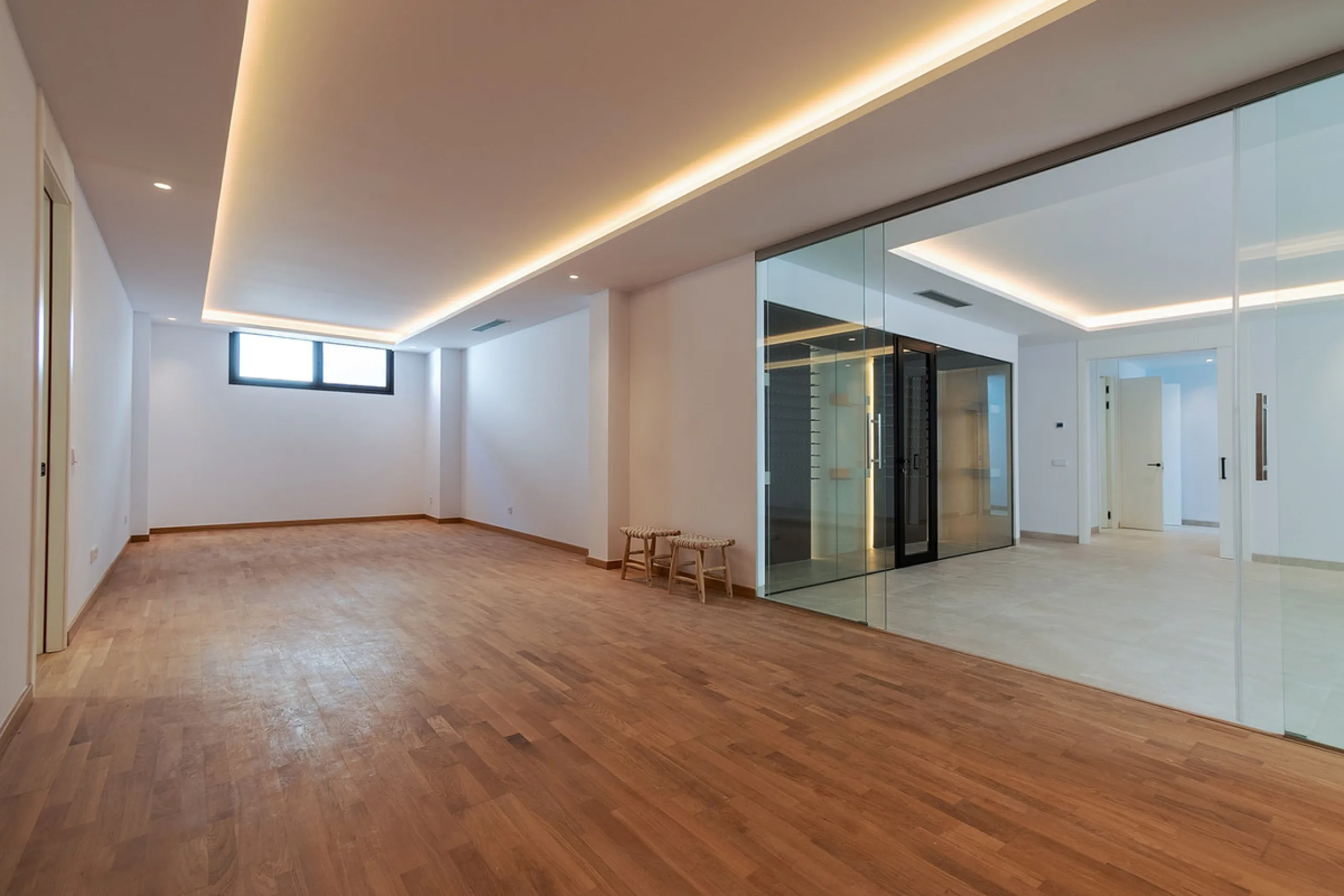 Modern luxury villa with exceptional qualities, located in a gated community composed of only 15 villas. The community has 24-hour security guards and concierge services, and is located in a green oasis on the edge of the famous Golden Mile, a few meters 
