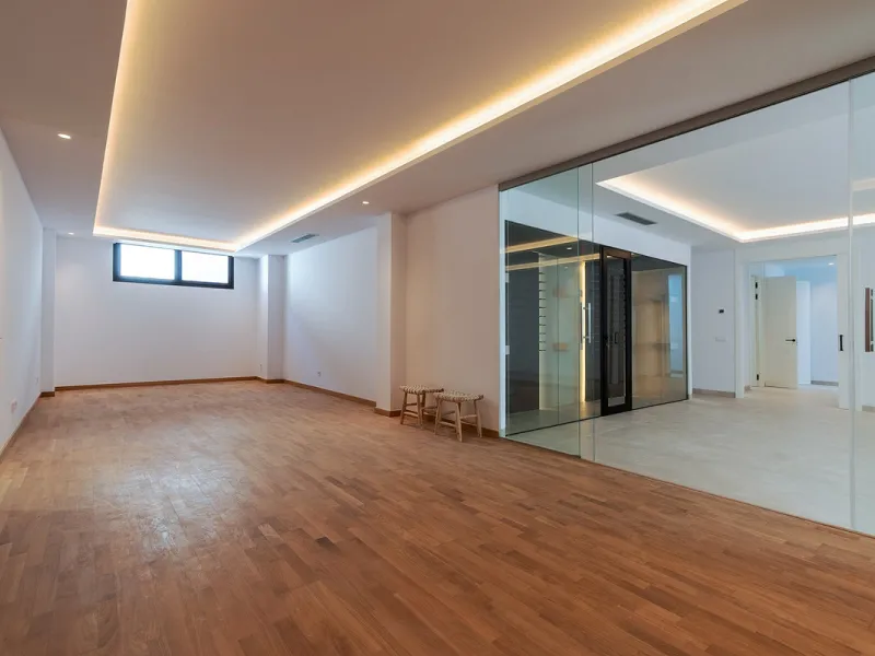 Modern luxury villa with exceptional qualities, located in a gated community composed of only 15 villas. The community has 24-hour security guards and concierge services, and is located in a green oasis on the edge of the famous Golden Mile, a few meters 
