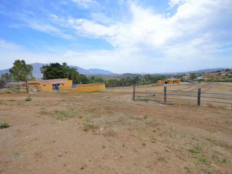 Fantastic and unique equestrian farm in an area surrounded by pine forests and Mediterranean vegetation.