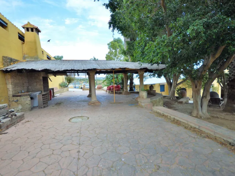 Fantastic and unique equestrian farm in an area surrounded by pine forests and Mediterranean vegetation.