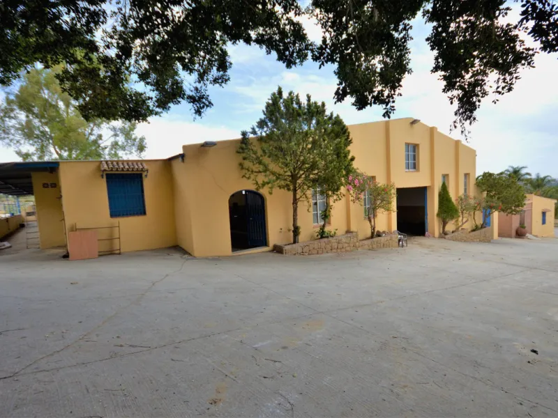 Fantastic and unique equestrian farm in an area surrounded by pine forests and Mediterranean vegetation.