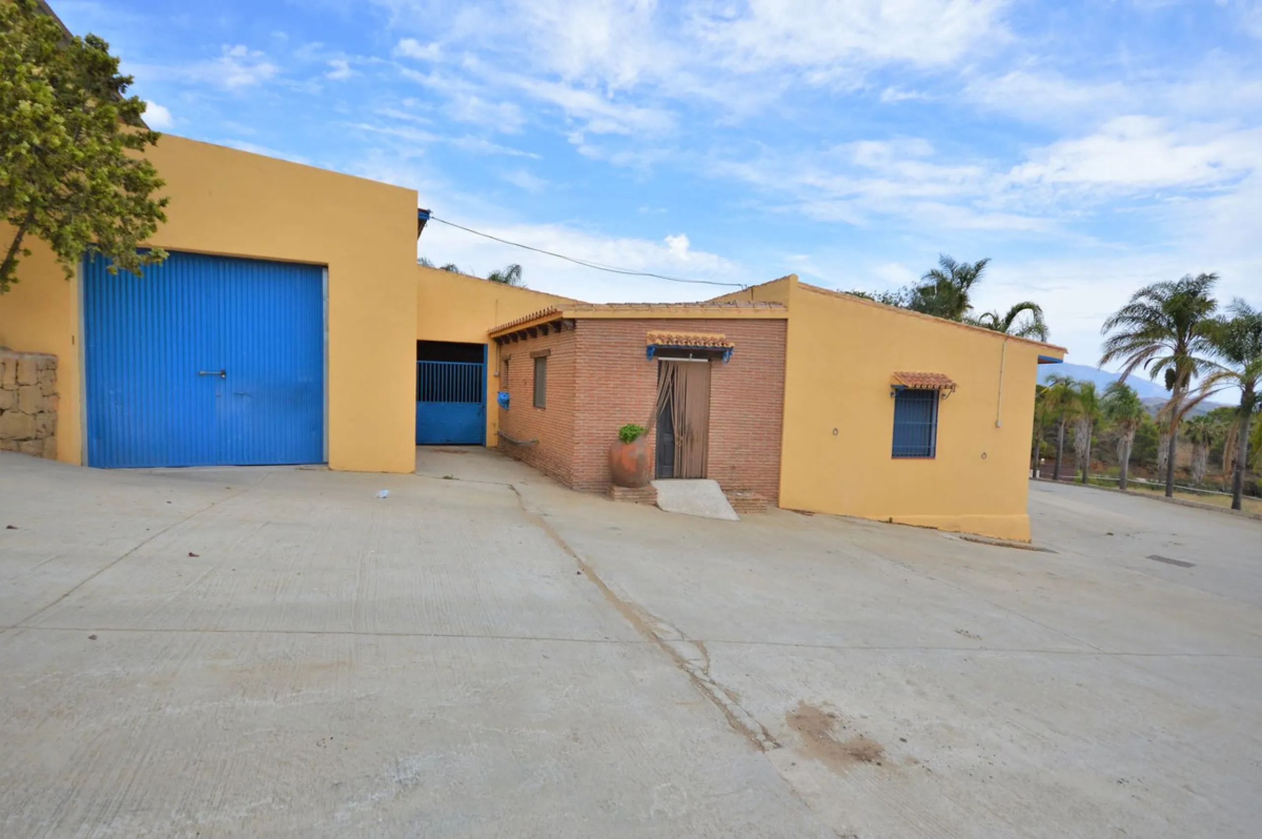 Fantastic and unique equestrian farm in an area surrounded by pine forests and Mediterranean vegetation.
