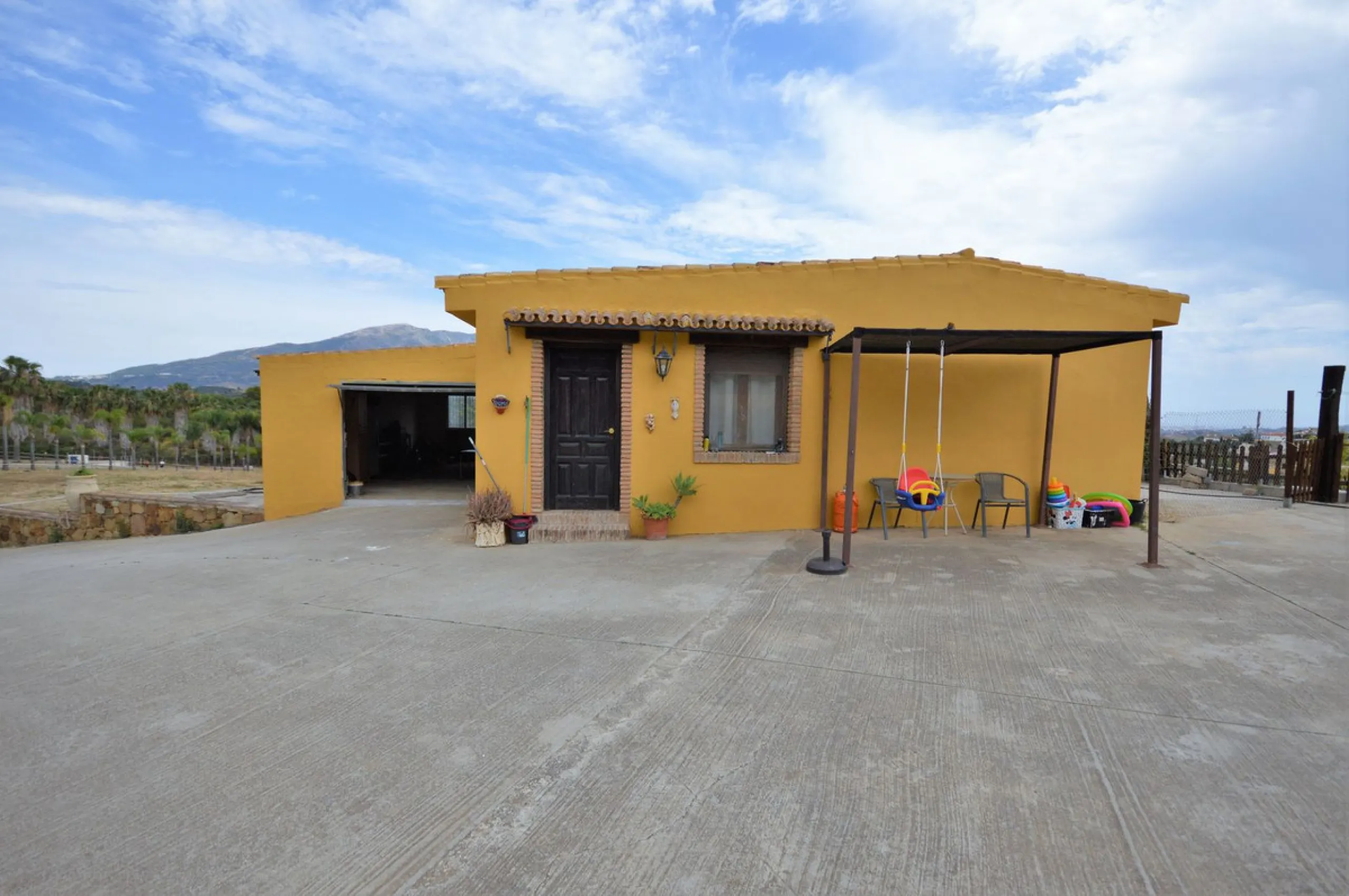 Fantastic and unique equestrian farm in an area surrounded by pine forests and Mediterranean vegetation.
