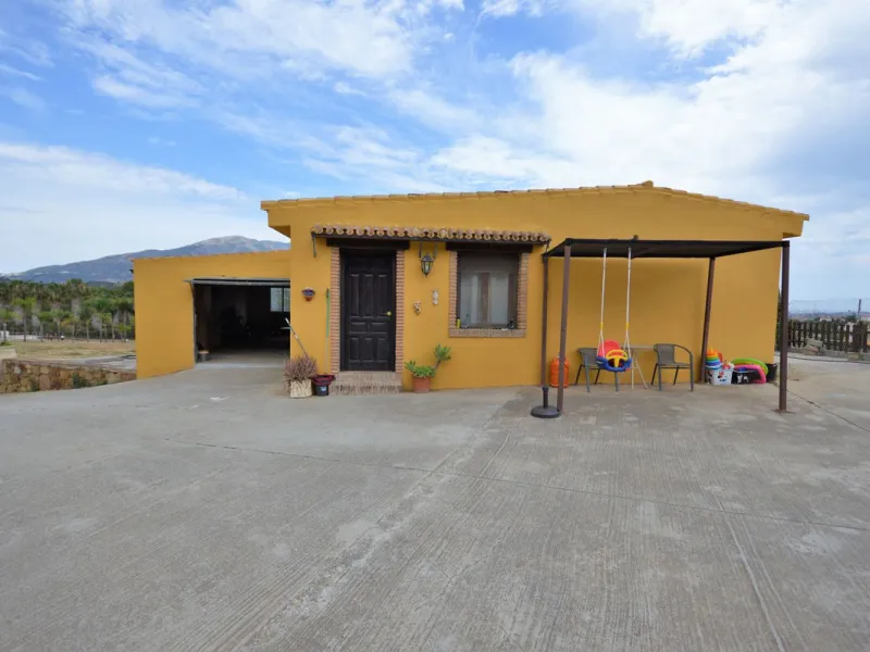 Fantastic and unique equestrian farm in an area surrounded by pine forests and Mediterranean vegetation.