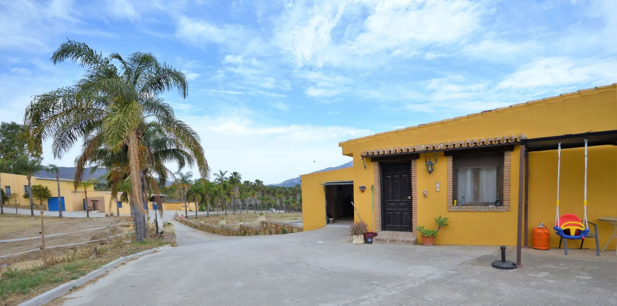 Fantastic and unique equestrian farm in an area surrounded by pine forests and Mediterranean vegetation.