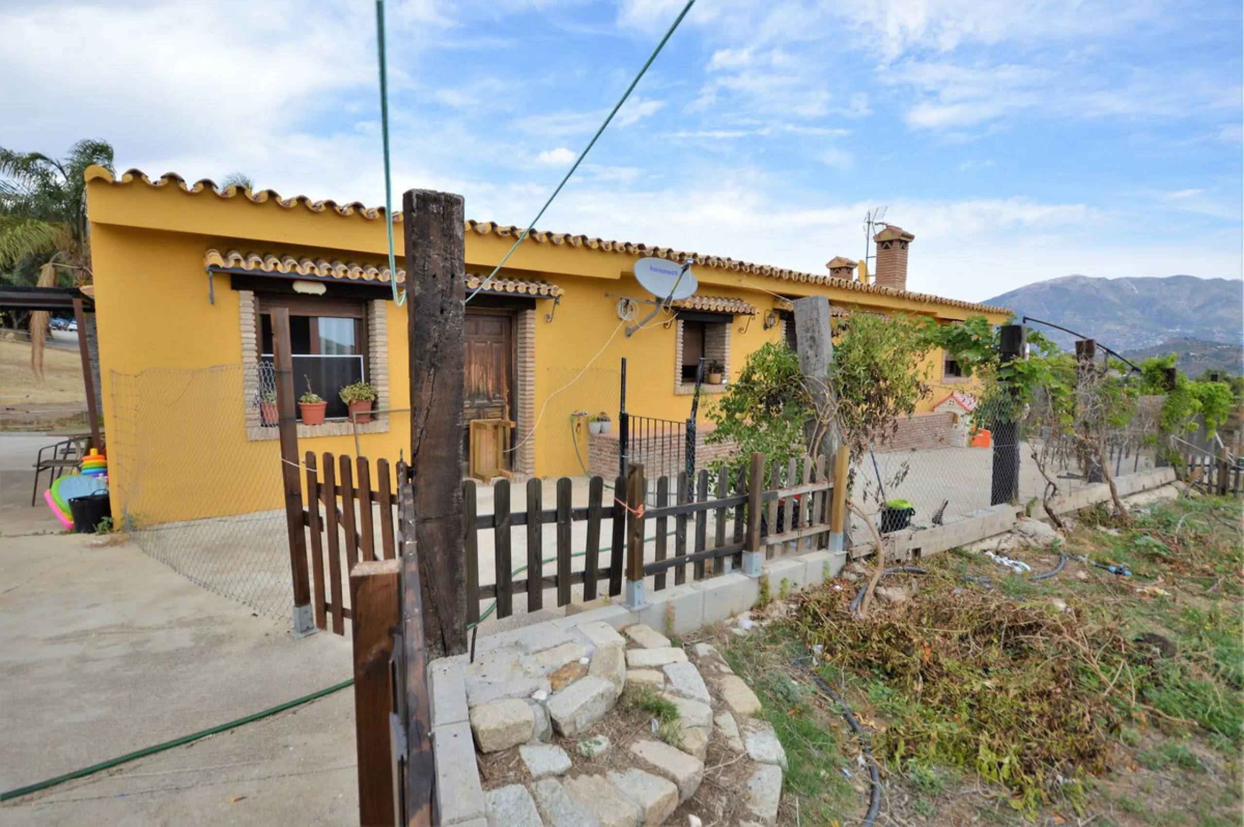 Fantastic and unique equestrian farm in an area surrounded by pine forests and Mediterranean vegetation.