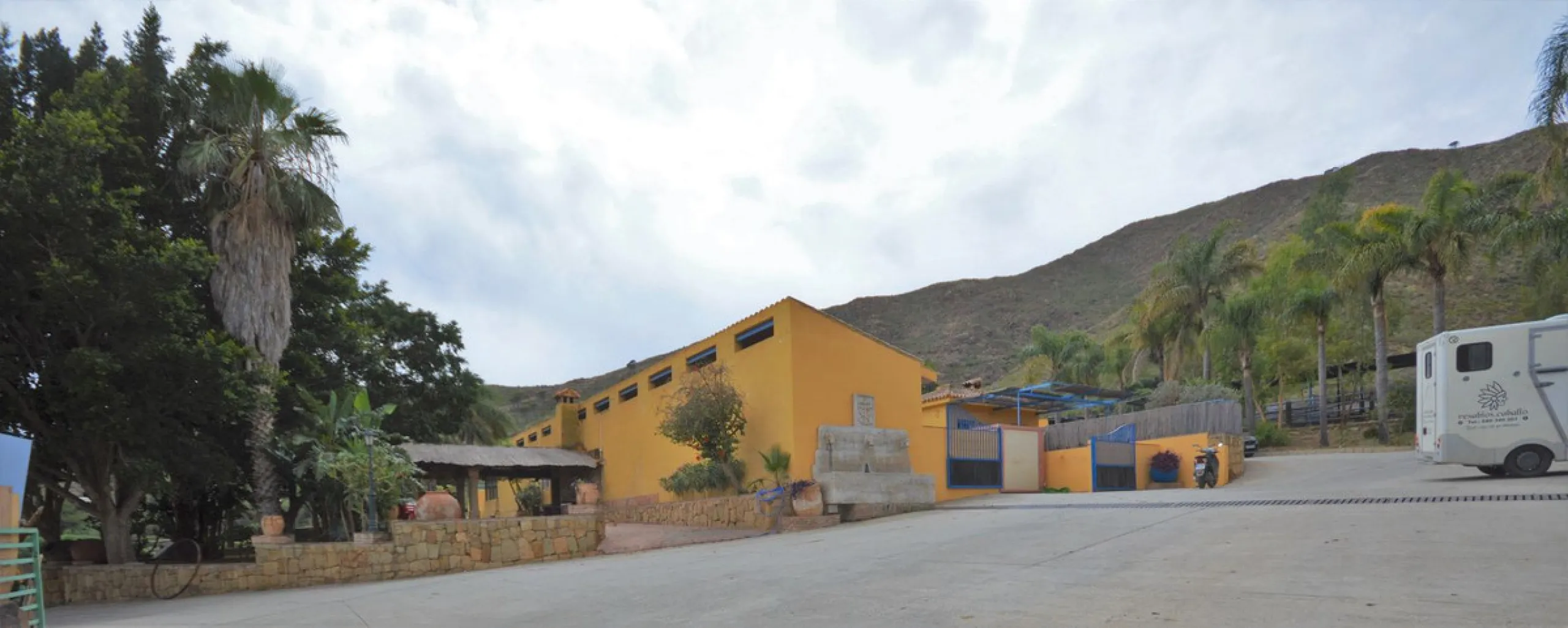 Fantastic and unique equestrian farm in an area surrounded by pine forests and Mediterranean vegetation.